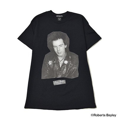 RUDE GALLERY RG0522 ROBERTA BAYLEY CREW TEE Sid sitting BLACK