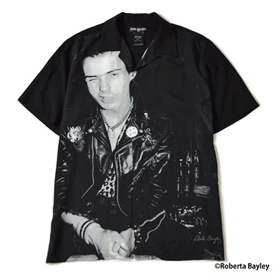 RUDE GALLERY RG0552 ROBERTA BAYLEY SS SHIRTS Sid sitting BLACK